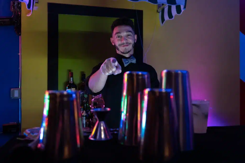 What bartenders should never do while behind the bar? | Party Shakers